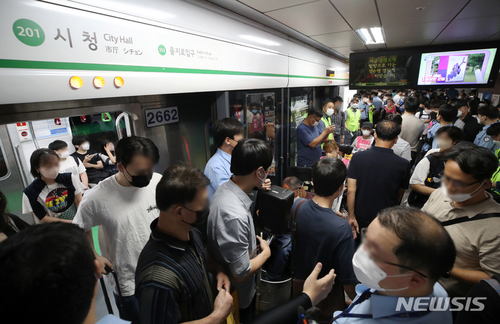 [서울=뉴시스] 조성우 기자 = 전국장애인차별철폐연대(전장연) 회원들이 19일 오전 서울 중구 2호선 시청역에서 '제37차 출근길 지하철탑니다' 선전전을 하는 가운데 탑승구가 혼잡을 빚고 있다. 2022.09.19. xconfind@newsis.com