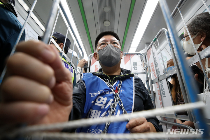 [서울=뉴시스] 조성우 기자 = 전국장애인차별철폐연대(전장연) 회원들이 19일 오전 서울 중구 2호선 시청역에서 지하철을 타고 '제37차 출근길 지하철탑니다' 선전전을 하고 있다. 2022.09.19. xconfind@newsis.com
