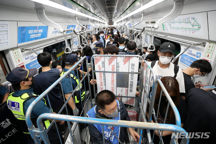 [서울=뉴시스] 조성우 기자 = 전국장애인차별철폐연대(전장연) 회원들이 19일 오전 서울 중구 2호선 시청역에서 지하철을 타고 '제37차 출근길 지하철탑니다' 선전전을 하고 있다. 2022.09.19. xconfind@newsis.com