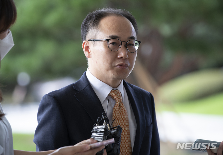 [서울=뉴시스] 김근수 기자 = 이원석 검찰총장이 지난 2022년 9월19일 오전 서울 서초구 대검찰청 출근길에서 기자 질문에 답변하고 있다. 2022.09.19. ks@newsis.com
