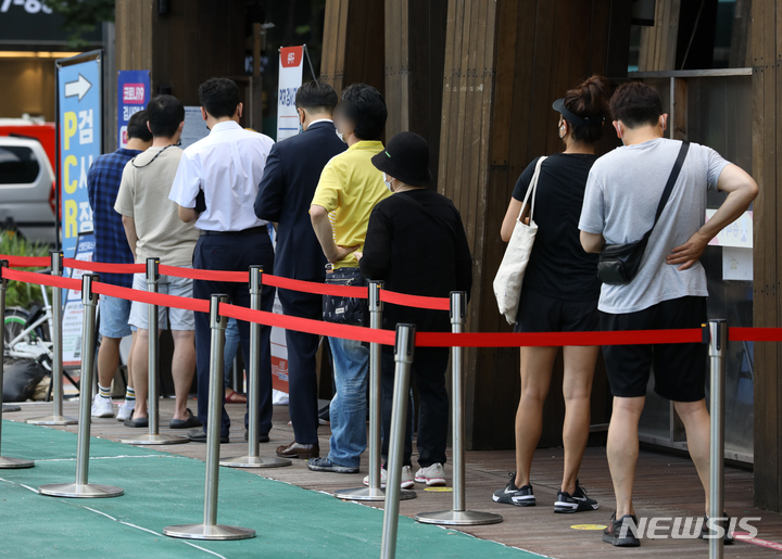 [서울=뉴시스] 고승민 기자 = 코로나19 신규 확진자수가 0시 기준 1만9407명을 기록한 19일 서울 송파구보건소 선별진료소를 찾은 시민들이 검사를 받기 위해 대기하고 있다. 2022.09.19. kkssmm99@newsis.com