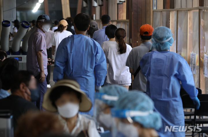 [서울=뉴시스] 고승민 기자 = 코로나19 신규 확진자수가 0시 기준 1만9407명을 기록한 지난 19일 서울 송파구보건소 선별진료소를 찾은 시민들이 검사를 받기 위해 대기하고 있다. 2022.09.20. kkssmm99@newsis.com