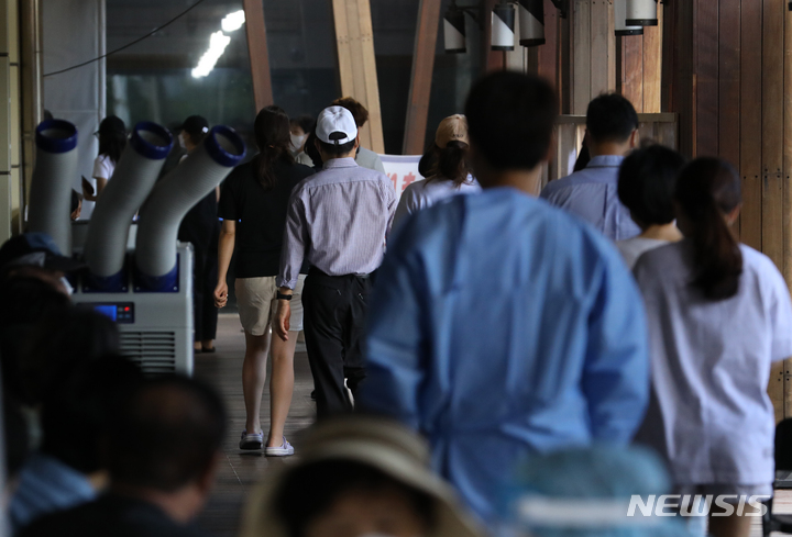 [서울=뉴시스] 고승민 기자 = 코로나19 신규 확진자수가 0시 기준 1만9407명을 기록한 지난 19일 서울 송파구보건소 선별진료소를 찾은 시민들이 검사를 받기 위해 대기하고 있다. 2022.09.19. kkssmm99@newsis.com