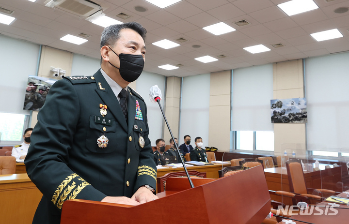 [서울=뉴시스] 고범준 기자 = 김승겸 합동참모의장이 19일 오전 서울 여의도 국회에서 열린 국방위원회 전체회의에서 인사말을 하고 있다. (공동취재사진) 2022.09.19. photo@newsis.com