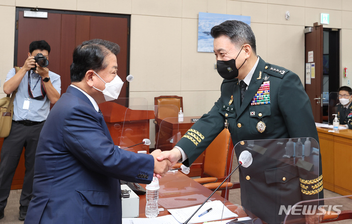 [서울=뉴시스] 고범준 기자 = 김병주 국회 국방위원회 더불어민주당 간사(왼쪽)와 김승겸 합동참모의장이 19일 오전 서울 여의도 국회에서 열린 국방위 전체회의에서 인사를 나누고 있다. (공동취재사진) 2022.09.19. photo@newsis.com