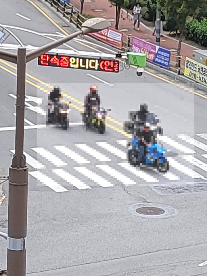 [나주=뉴시스] 이창우 기자=나주혁신도시 도심을 굉음을 내며 질주하는 오토바이 동호회 무리. 2022.09.19. lcw@newsis.com