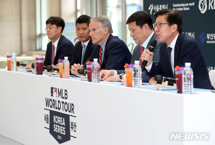 [부산=뉴시스] 하경민 기자 = '2022 MLB 월드투어 : 코리아 시리즈' 공식 기자회견이 열린 19일 오후 부산 연제구 부산시청에서 짐스몰 MLB 부사장과 허구연 KBO 총재, 박형준 부산시장 등이 인사말을 하고 있다. 이번 시리즈는 부산의 경우 11월 11일과 12일 사직경기장에서, 서울은 14일과 15일 고척경기장에서 열릴 예정이다. 2022.09.19. yulnetphoto@newsis.com