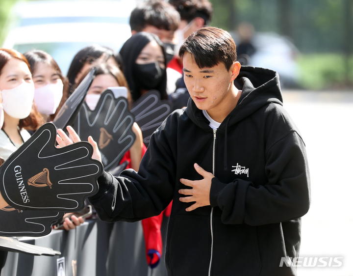 [파주=뉴시스] 김금보 기자 = 축구 국가대표팀 양현준이 19일 파주 국가대표 트레이닝센터(NFC)로 입소하고 있다. 파울루 벤투 감독이 이끄는 한국 축구대표팀은 9월 A매치 기간 국내에서 총 두 차례(대 코스타리카, 카메룬)의 평가전을 치른다. 2022.09.19. kgb@newsis.com