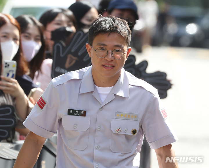 [파주=뉴시스] 김금보 기자 = 축구 국가대표팀 권창훈이 19일 파주 국가대표 트레이닝센터(NFC)로 입소하고 있다. 파울루 벤투 감독이 이끄는 한국 축구대표팀은 9월 A매치 기간 국내에서 총 두 차례(대 코스타리카, 카메룬)의 평가전을 치른다. 2022.09.19. kgb@newsis.com