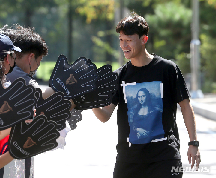 [파주=뉴시스] 김금보 기자 = 축구 국가대표팀 이재성이 19일 파주 국가대표 트레이닝센터(NFC)로 입소하고 있다. 파울루 벤투 감독이 이끄는 한국 축구대표팀은 9월 A매치 기간 국내에서 총 두 차례(대 코스타리카, 카메룬)의 평가전을 치른다. 2022.09.19. kgb@newsis.com