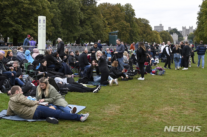 [런던=AP/뉴시스] 19일 오전 (현지시간) 영국 런던에서 고 엘리자베스 2세 영국 여왕의 조문객들이 여왕의 국장이 열리기를 기다리고 있다. 웨스트민스터 사원 근처에 모인 조문객들은 장례식장에는 들어갈 수 없지만 근거리에서 여왕을 보내고 싶어 모인 것으로 알려졌다. 2022.09.19.