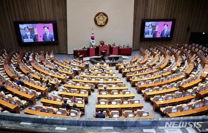 [서울=뉴시스] 고범준 기자 = 강병원 더불어민주당 의원이 19일 오후 서울 여의도 국회에서 열린 정치 분야 대정부질문에서 한덕수 국무총리에게 질의하고 있다. (공동취재사진) 2022.09.19. photo@newsis.com