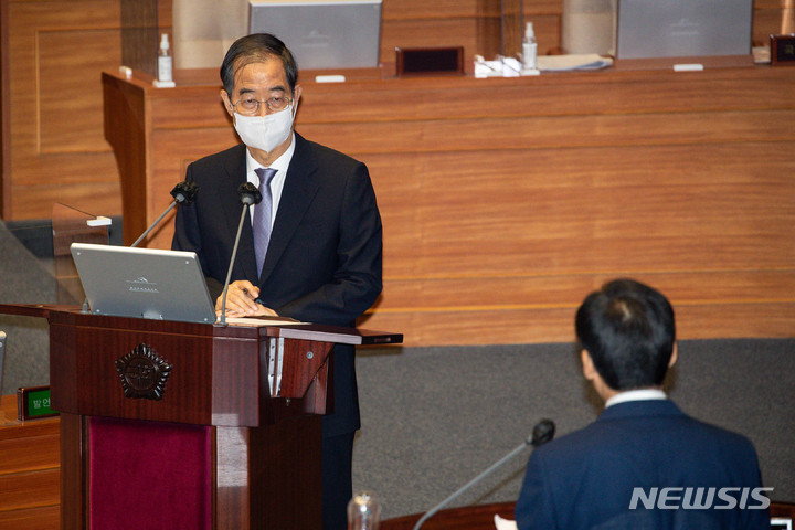 [서울=뉴시스] 최진석 기자 = 한덕수 국무총리가 19일 오후 서울 여의도 국회에서 열린 제400회 국회(정기회) 제03차 본회의 정치분야 대정부질문에서 이용호 국민의힘 의원의 질의에 답하고 있다. (공동취재사진) 2022.09.19. photo@newsis.com