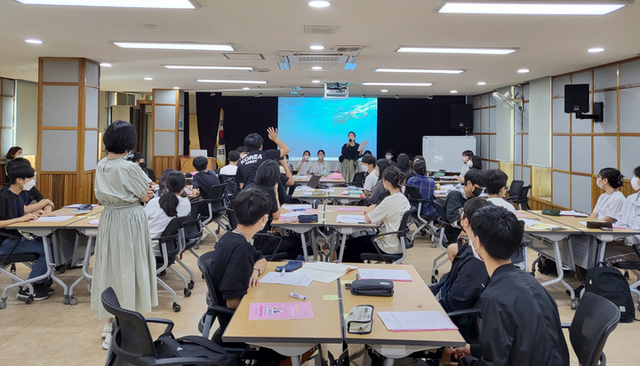 [광주=뉴시스] 광주교육연구정보원은 중학생 대상으로 오는 24일까지 독서토론교실 '2022 탕탕평평(蕩蕩平平) 즐겁지 아니한가'를 운영한다고 19일 밝혔다. (사진=광주시교육청 제공). photo@newsis.com *재판매 및 DB 금지