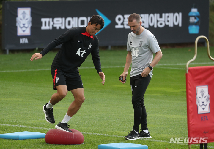 [파주=뉴시스] 김금보 기자 = 축구 A대표팀에 생애 첫 발탁된 양현준이 19일 오후 파주 국가대표 트레이닝센터(NFC)에서 열린 오픈 트레이닝에서 훈련을 하고 있다. 파울루 벤투 감독이 이끄는 한국 축구대표팀은 9월 A매치 기간 국내에서 총 두 차례(대 코스타리카, 카메룬)의 평가전을 치른다. 2022.09.19. kgb@newsis.com