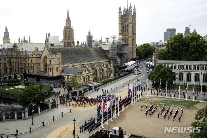 [AP/뉴시스] 서거여왕의 관이 해군병사들이 이끄는 대포 포대 위로 옮겨져 런던 도심 운구 절차에 들어가고 있다 
