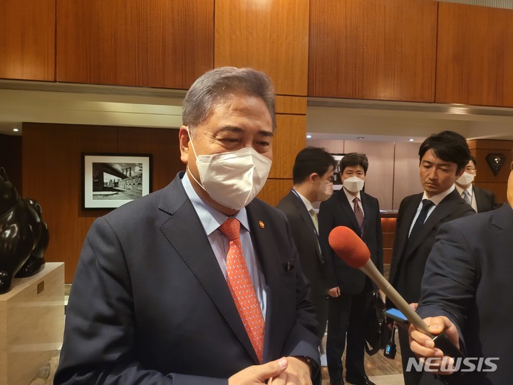 [워싱턴=뉴시스]지난 19일(현지 시간) 박진 외교부장관이 뉴욕 한 호텔에서 취재진과 대화하고 있다. 2022.09.19.