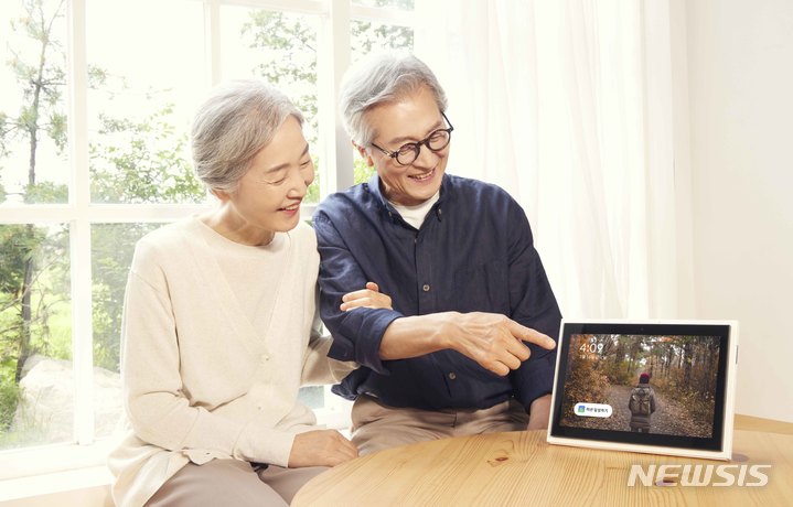 [서울=뉴시스]SK텔레콤은 디스플레이 탑재형 AI 스피커 '누구 네모 Ⅱ'를 출시한다고 20일 밝혔다. (사진=SK텔레콤 제공)