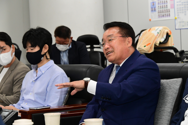 [광주=뉴시스] 송창헌 기자 =정무창 광주시의회 의장이 20일 시의회 기자실에서 의회 운영 전반에 걸친 대대적인 혁신방안 계획에 대해 설명하고 있다. (사진=광주시의회 제공) 2022.09.20 photo@newsis.com *재판매 및 DB 금지