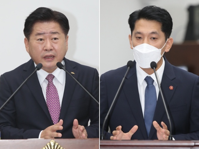 [제주=뉴시스] 20일 열린 제주도의회 제409회 제1차 정례회 도정질문에서 오영훈(왼쪽) 제주도지사와 더불어민주당 한권 의원이 질의응답을 주고 받고 있다. (사진=제주도의회 제공) 2022.09.20. photo@newsis.com *재판매 및 DB 금지