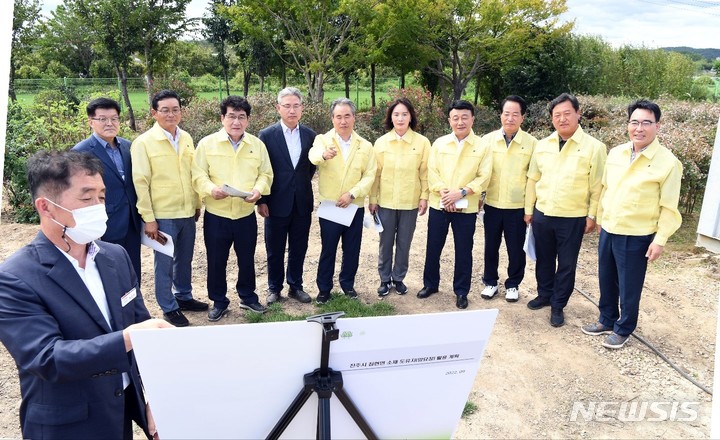 [진주=뉴시스] 홍정명 기자=경남도의회 기획행정위원회가 지난 19일 경남도가 제출한 '2022년 제2차 수시분 경상남도 공유재산관리계획안'에 포함된 진주시 집현면 신당리 공유재산 매각 예정 부지를 찾아 담당 공무원의 설명을 듣고 있다.(사진=경남도의회 제공) 2022.09.20. photo@newsis.com