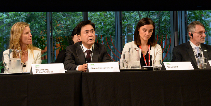 [홍성=뉴시스] 유효상 기자 = 김태흠 충남지사가 아시아 태평양 지역 공동의장으로서 19일(현지시각) 뉴욕 타임즈 센터 1층에서 열린 언더2연합 총회에 참석, 충남의 탄소중립 정책을 소개하고 있다. (사진=충남도 제공) 2022.09.20 photo@newsis.com *재판매 및 DB 금지