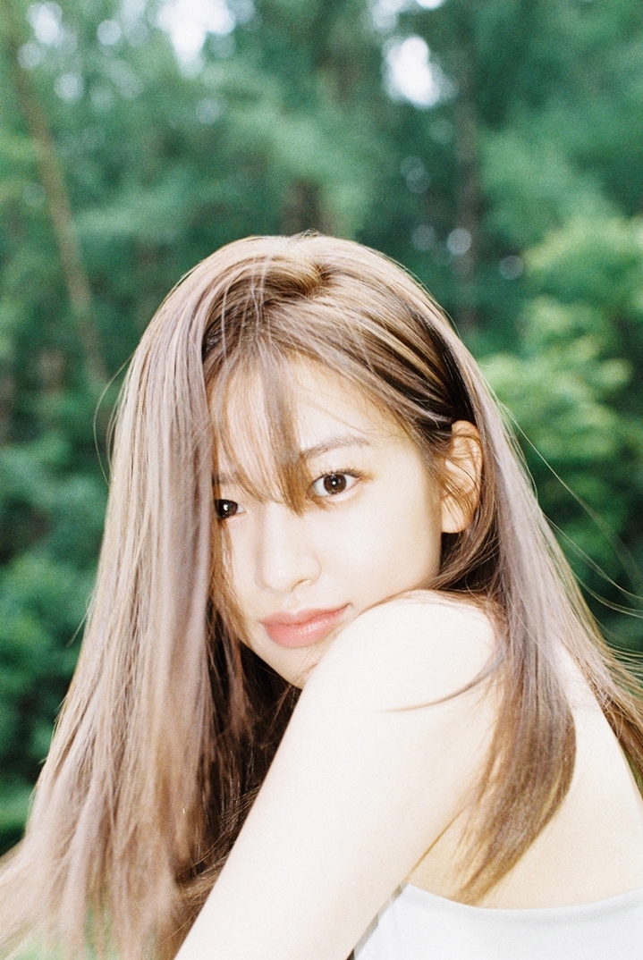 [서울=뉴시스] 안유진 프로필 사진 2022.09.20. (사진 = 스타쉽 엔터테인먼트 제공) photo@newsis.com *재판매 및 DB 금지