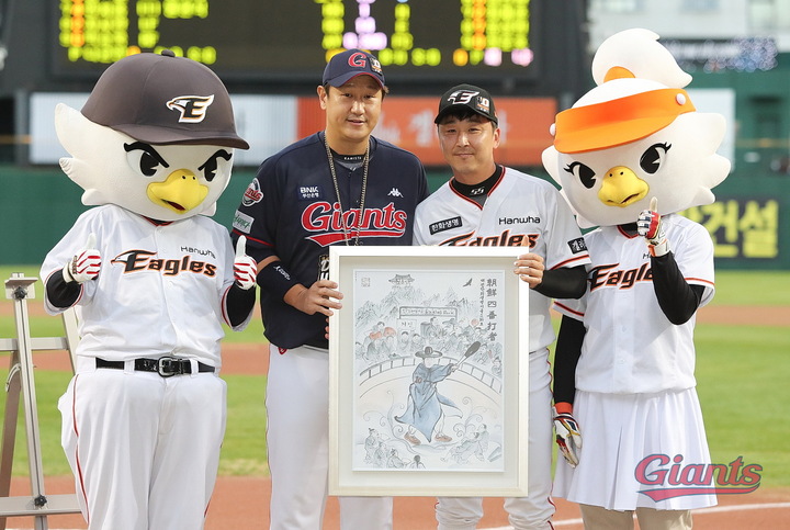 [서울=뉴시스] 한화 이글스가 20일 대전 롯데 자이언츠전에 앞서 이대호(롯데)에게 기념액자를 은퇴 투어 선물로 전달했다. (사진 = 롯데 자이언츠 제공) *재판매 및 DB 금지