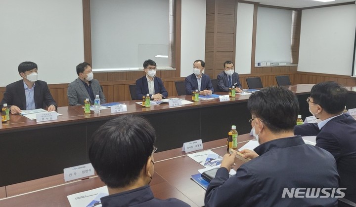 [창원=뉴시스] 홍정명 기자= 기획재정부 김완섭(뒷줄 왼쪽 세 번째) 예산실장이 20일 오후 창원 소재 수소 및 원전 산업 관련 기업인 범한퓨얼셀을 방문해 현장 의견을 청취하고 있다.(사진=경남도 제공) 2022.09.20. photo@newsis.com