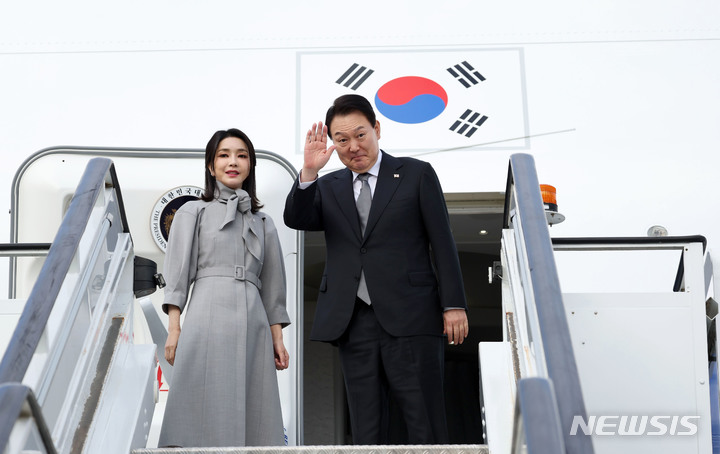 [런던=뉴시스] 홍효식 기자 = 고 엘리자베스 2세 여왕 장례식 참석을 마친 윤석열 대통령과 부인 김건희 여사가 19일(현지시간) 런던 스탠스테드 국제공항에서 유엔 총회 기조연설을 위해 뉴욕으로 향하는 공군 1호기에 올라 인사하고 있다. 2022.09.20. yesphoto@newsis.com
