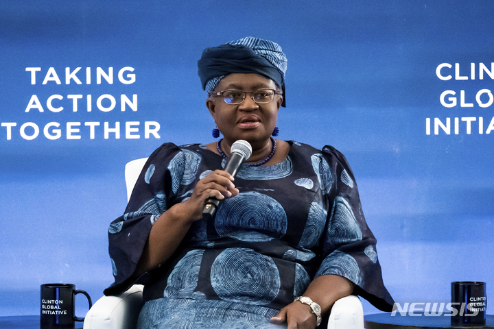 [뉴욕=AP/뉴시스] 응고지 오콘조이웨알라 WTO 사무총장은 15일(현지 시간) 파이낸셜타임스와의 인터뷰에서 최근 미중 간 관세 전쟁은 완화됐지만, 세계 무역은 위기 상황에 놓여있다고 평가했다. 사진은 응고지 오콘조이웨알라 세계무역기구(WTO) 사무총장. 2025.05.07. 