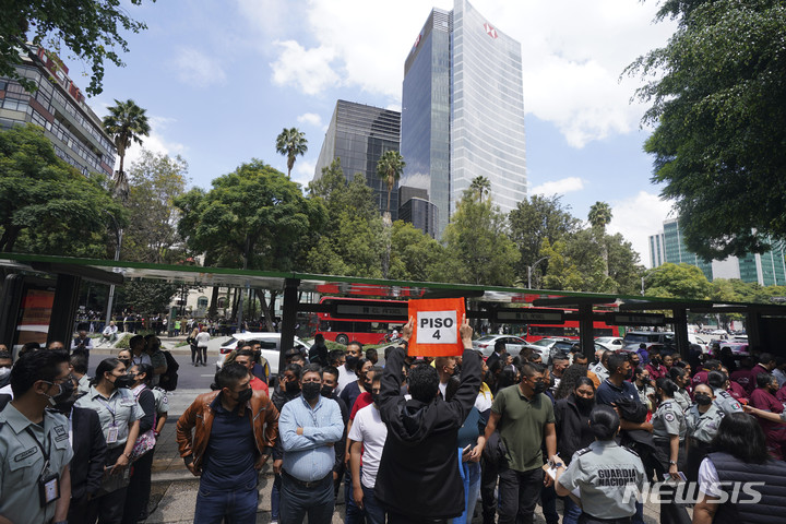 [멕시코시티=AP/뉴시스] 19일(현지시간) 멕시코 수도 멕시코시티에서 규모 7.6의 지진이 감지된 후 시민들이 건물 밖으로 피신해 나와 있다. 1987년과 2017년 오늘 발생한 대규모 지진을 기념하기 위해 지진 대비 훈련을 하던 멕시코에 실제 지진이 발생해 주민들이 대피하고 쓰나미 경보가 발령됐다. 미국 지질조사국은 이번 지진이 콜리마와 미초아칸주 경계 부근에서 발생했다고 밝혔다. 2022.09.20.