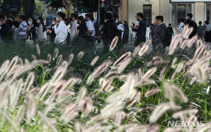 [서울=뉴시스] 고승민 기자 = 쌀쌀한 날씨를 보인 20일 오전 서울 광화문 사거리에서 긴소매 옷 등을 입은 직장인들이 출근하고 있다. 2022.09.20. kkssmm99@newsis.com