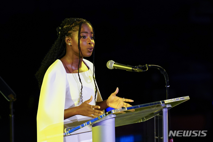 [유엔본부= AP/뉴시스]&nbsp; 조 바이든 대통령의 취임식에서 축하시를 써서 낭송했던 어맨다 고먼이 2022년 9월 19일 유엔본부에서 기후변화 대책을 독려하는 시 "SDG 모먼트"를 낭송하고 있다.&nbsp; 