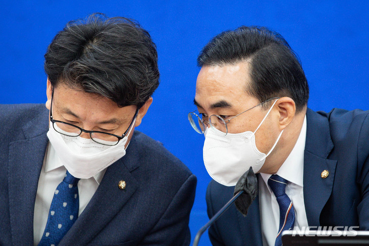 [서울=뉴시스] 전진환 기자 = 박홍근 더불어민주당 원내대표와 진성준 원내수석부대표가 지난 20일 서울 여의도 국회에서 열린 원내대책회의에서 대화를 나누고 있다. (공동취재사진) 2022.09.20. photo@newsis.com