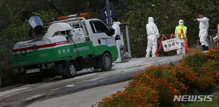 [춘천=뉴시스] 김경목 기자 = 지난 20일 아프리카돼지열병(ASF)이 발생한 강원도 춘천시 동산면 군자리 돼지농장 진입로에서 차량과 사람의 출입을 통제하고 있다. 2022.09.20. photo31@newsis.com