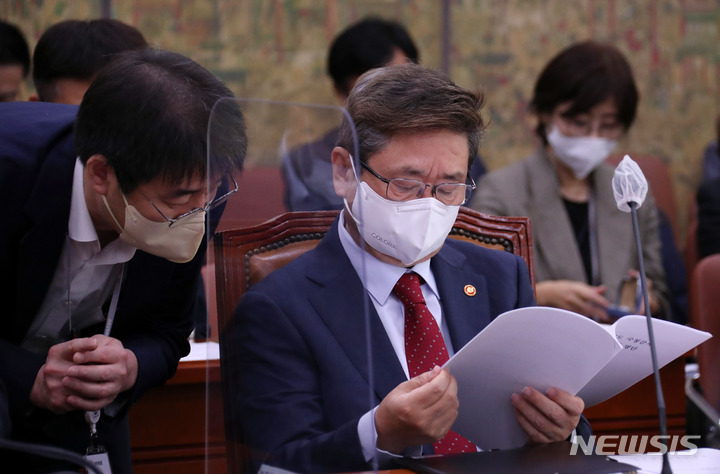 [서울=뉴시스] 김선웅 기자 = 박보균 문화체육관광부장관이 20일 서울 여의도 국회에서 열린 문화체육관광위원회 전체회의에서 관계자와 대화하며 자료를 살펴보고 있다. (공동취재사진) 2022.09.20. photo@newsis.com