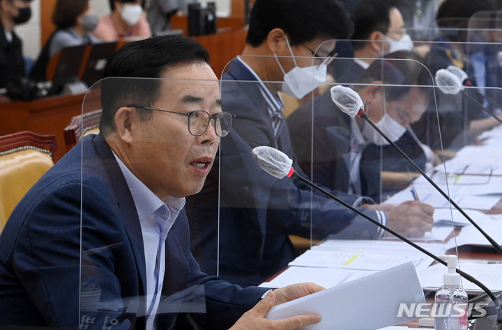 [서울=뉴시스] 전진환 기자 = 20일 서울 여의도 국회에서 열린 과학기술정보방송통신위원회에서 여당 신임 간사로 선임된 박성중 국민의힘 의원이 발언하고 있다. (공동취재사진) 2022.09.20.&nbsp; photo@newsis.com