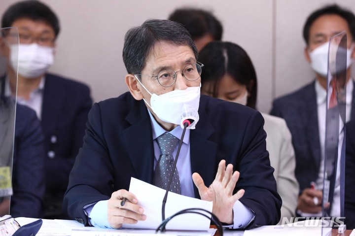 [서울=뉴시스] 김선웅 기자 = 김상범 서울교통공사 사장이 지난달 20일 서울 여의도 국회에서 열린 여성가족위원회 전체회의에서 의원 질의에 답변하고 있다. (공동취재사진) 2022.09.20. photo@newsis.com