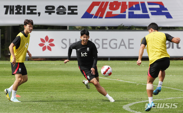 [파주=뉴시스] 김진아 기자 = 대한민국 축구대표팀 손흥민, 이재성이 20일 경기 파주 국가대표 트레이닝센터(NFC)에서 훈련을 하고 있다. 벤투호는 오는 23일 코스타리카와 고양종합운동장에서, 27일엔 카메룬과 서울월드컵경기장에서 평가전을 치른다. 2022.09.20. bluesoda@newsis.com