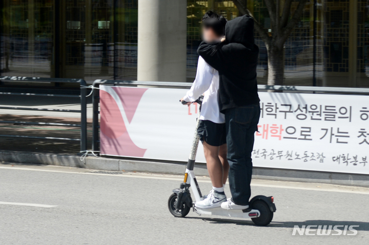 [전주=뉴시스] 김얼 기자 = 개인형 이동장치 (personal mobility)의 사용이 급증하고 있는 20일 전북 전주시 전북대학교 교정에서 안전 장비를 착용하지 않은 학생들이 전동 킥보드를 이용하고 있다. 2022.09.20. pmkeul@newsis.com