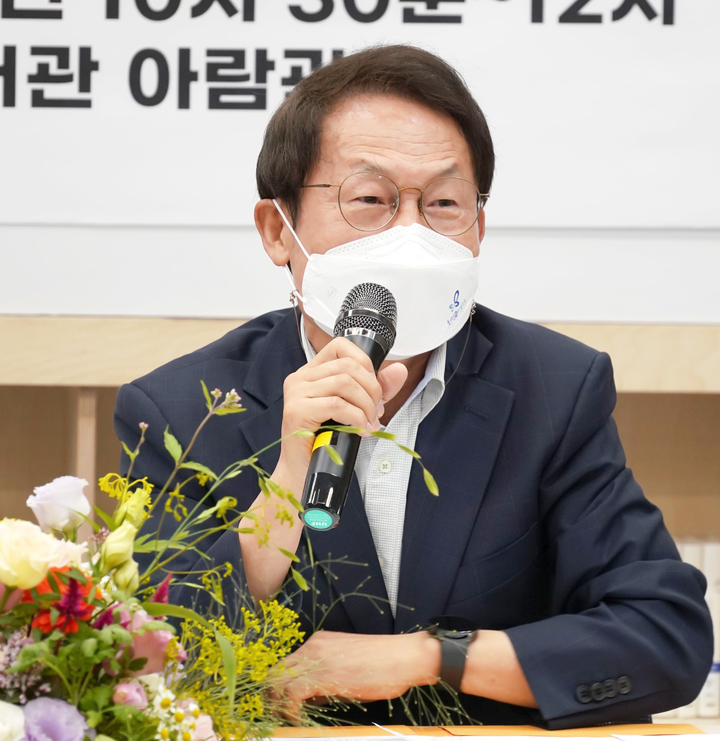 [서울=뉴시스] 조희연 서울시 교육감이 지난달 20일 서울시 관악구 구암고등학교에서 열린 '유기홍 국회 교육위원장-조희연 서울시교육감과 함께하는 학부모 간담회'에 참석해 교육 현안에 대해 발언하고 있다. (사진=서울시교육청 제공) 2022.10.17. photo@newsis.com *재판매 및 DB 금지