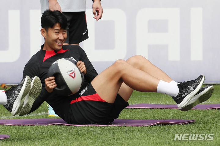 [파주=뉴시스] 김진아 기자 = 대한민국 축구대표팀 손흥민이 20일 경기 파주 국가대표 트레이닝센터(NFC)에서 훈련을 하고 있다. 벤투호는 오는 23일 코스타리카와 고양종합운동장에서, 27일엔 카메룬과 서울월드컵경기장에서 평가전을 치른다. 2022.09.20. bluesoda@newsis.com