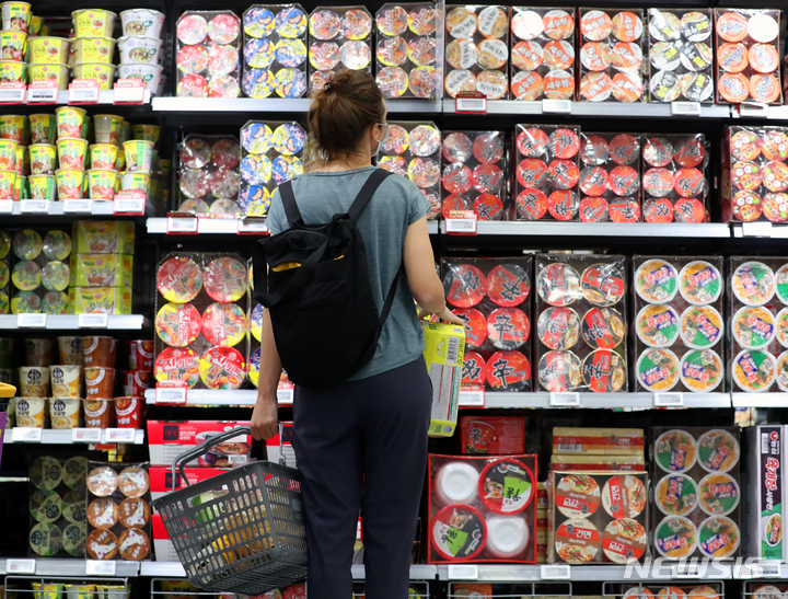 [서울=뉴시스] 김금보 기자 = 20일 오후 서울 시내 한 대형마트에 라면이 진열돼 있다. 2022.09.20. kgb@newsis.com