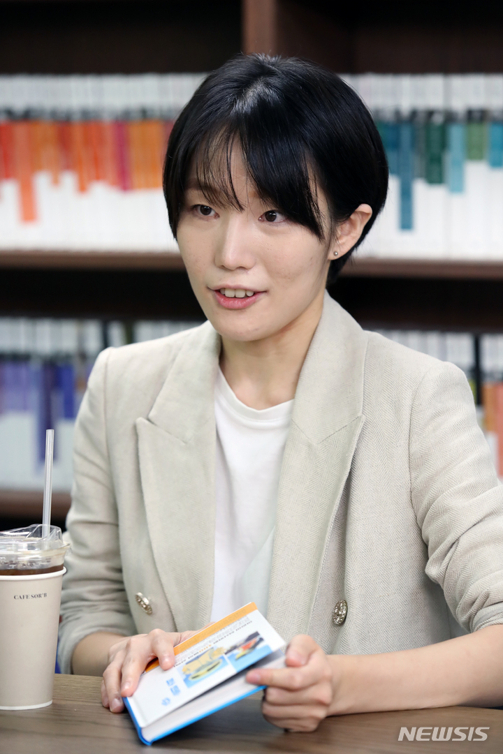 [서울=뉴시스] 박진희 기자 = 동화 '그리고 펌킨맨이 나타났다' 작가 유소정이 지난 19일 서울 강남구 비룡소에서 뉴시스 '작가만세' 인터뷰를 하고 있다. 성장동화 '그리고 펌킨맨이 나타났다'는 어린이 심사위원 100명이 선택한 '2022 스토리킹 수상작'이다. 2022.09.24. pak7130@newsis.com