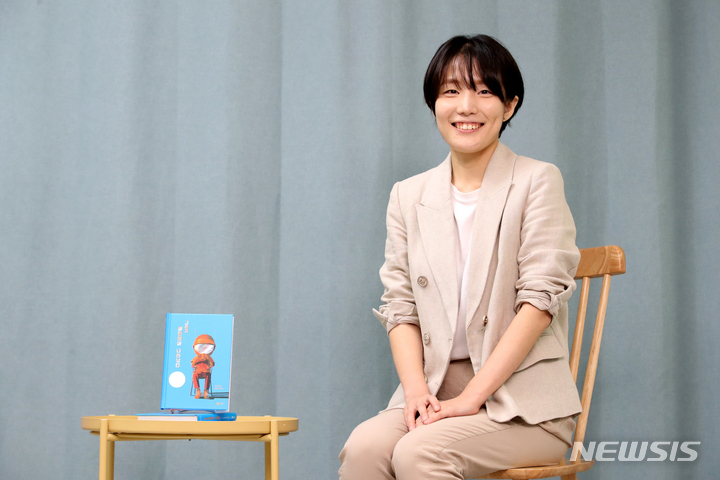 [서울=뉴시스] 박진희 기자 = 동화 '그리고 펌킨맨이 나타났다' 작가 유소정이 지난 19일 서울 강남구 비룡소에서 뉴시스 '작가만세' 인터뷰를 하고 있다. 성장동화 '그리고 펌킨맨이 나타났다'는 어린이 심사위원 100명이 선택한 '2022 스토리킹 수상작'이다. 2022.09.24. pak7130@newsis.com