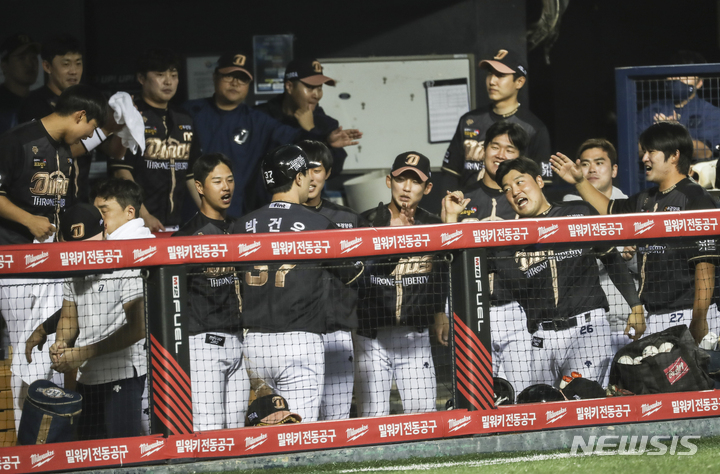[서울=뉴시스] 김근수 기자 = 20일 오후 서울 송파구 잠실야구장에서 열린 NC 다이노스와 두산베어스의 경기, 1회초 NC 박건우가 홈에서 동료들과 인사를 나누고 있다. 2022.09.20. ks@newsis.com