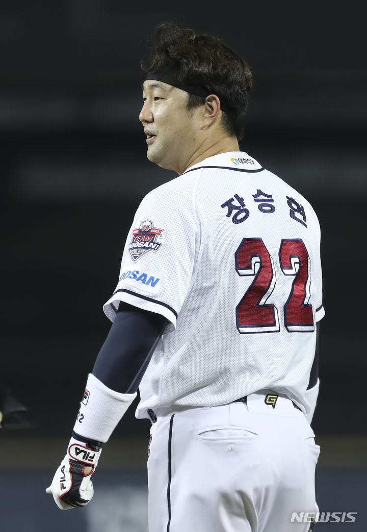 [서울=뉴시스] 김근수 기자 = 20일 오후 서울 송파구 잠실야구장에서 열린 NC 다이노스와 두산베어스의 경기, 7회말 두산 공격 두산 장승현이 안타를 치고 더그아웃을 바라보고 있다. 2022.09.20. ks@newsis.com