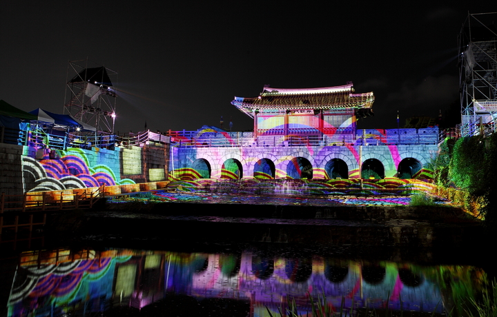 [수원=뉴시스] 2022 수원화성 미디어아트쇼 화홍문 모습. (사진=수원문화재단 제공) 2022.09.20. photo@newsis.com *재판매 및 DB 금지