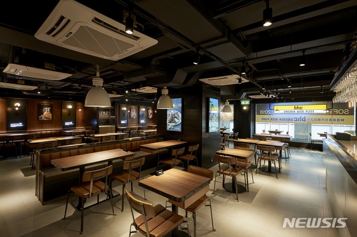 해외 시장서 맞붙는 K치킨 맞수…BBQ vs bhc 누가 웃을까